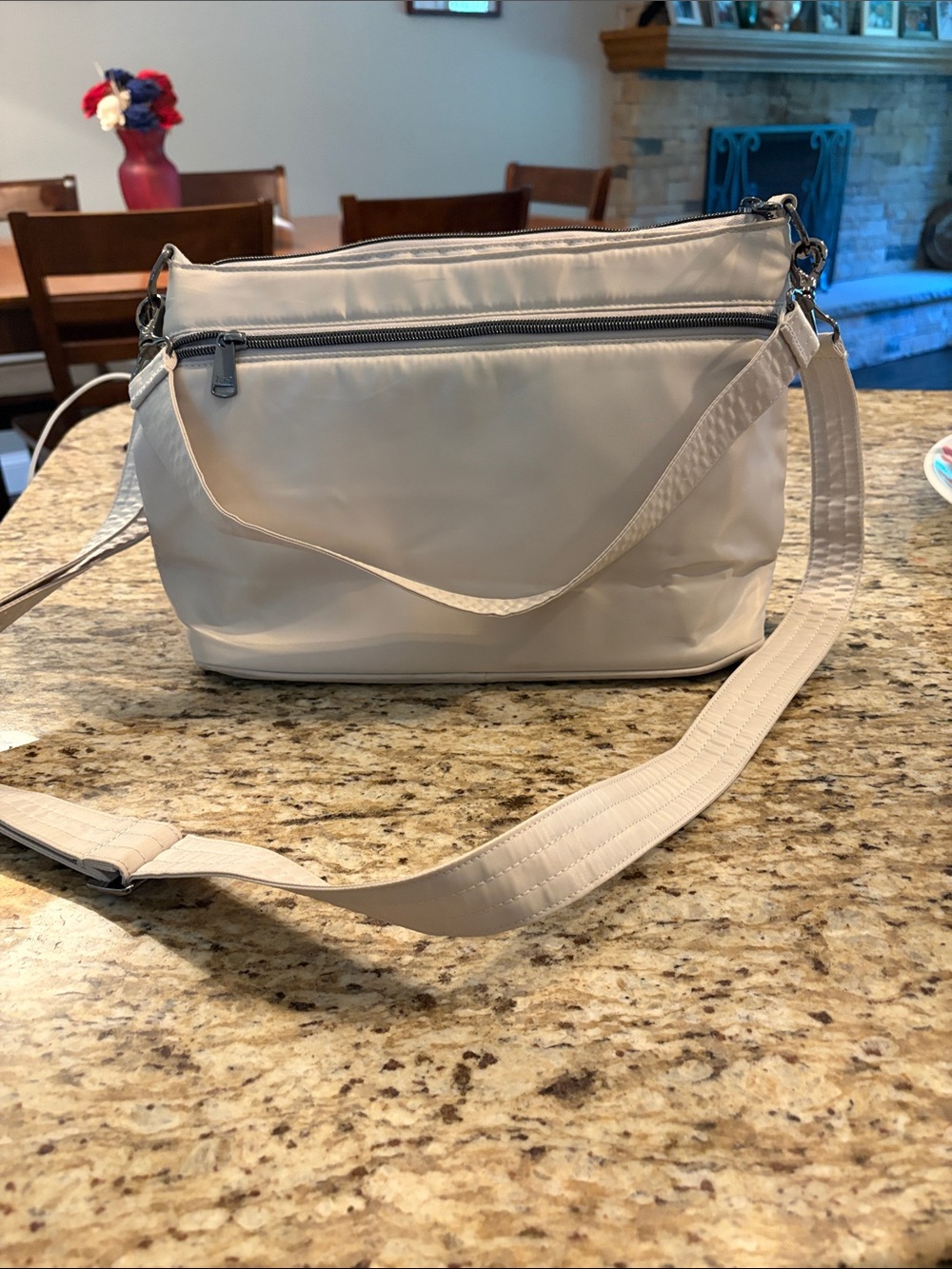 Lug Samba 2 Crossbody - Picture 3 of 13
